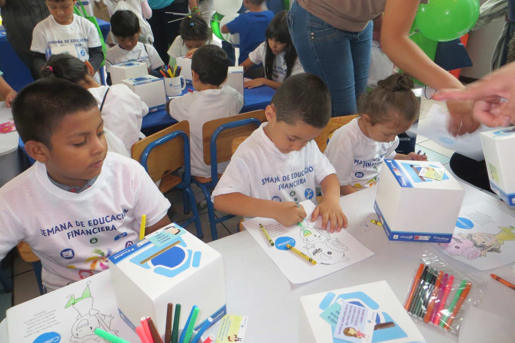 Niños iluminando